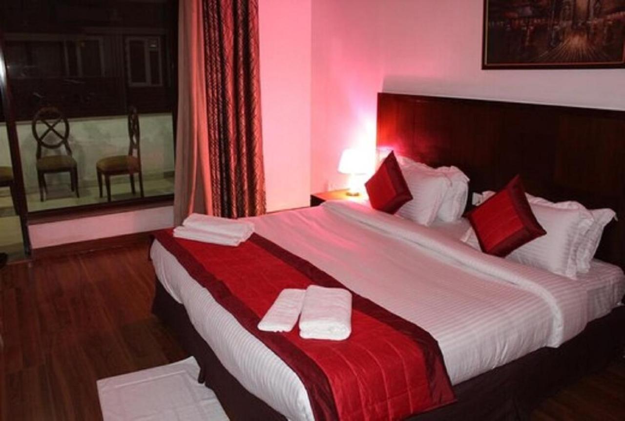 Lime Tree Hotel Sushant Lok Gurgaon Sector 29 Next To Iffco Chowk Metro Bagian luar foto