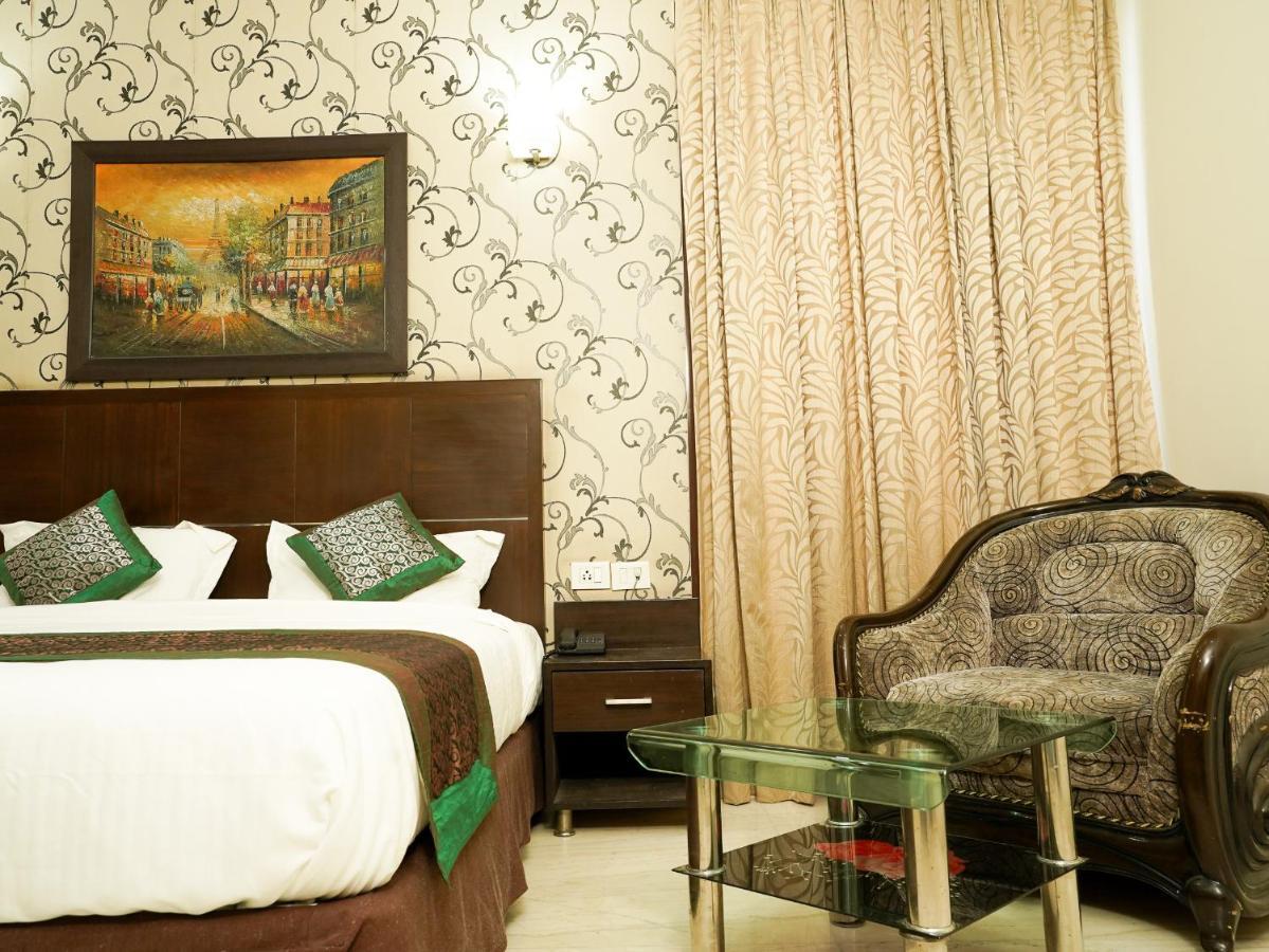 Lime Tree Hotel Sushant Lok Gurgaon Sector 29 Next To Iffco Chowk Metro Bagian luar foto