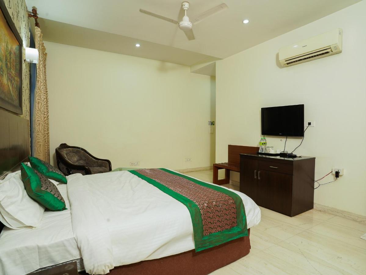 Lime Tree Hotel Sushant Lok Gurgaon Sector 29 Next To Iffco Chowk Metro Bagian luar foto
