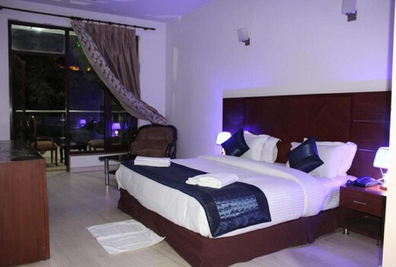 Lime Tree Hotel Sushant Lok Gurgaon Sector 29 Next To Iffco Chowk Metro Bagian luar foto
