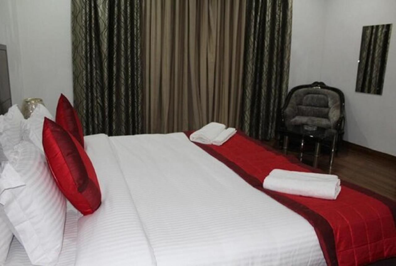 Lime Tree Hotel Sushant Lok Gurgaon Sector 29 Next To Iffco Chowk Metro Bagian luar foto