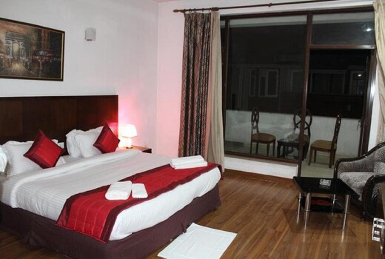 Lime Tree Hotel Sushant Lok Gurgaon Sector 29 Next To Iffco Chowk Metro Bagian luar foto